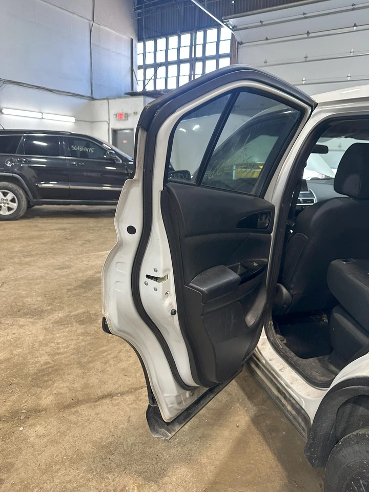Used Rear Left Door Assembly Rear Side fits: 2020 Mitsubishi Eclipse cross Rear Foto 2 de 4