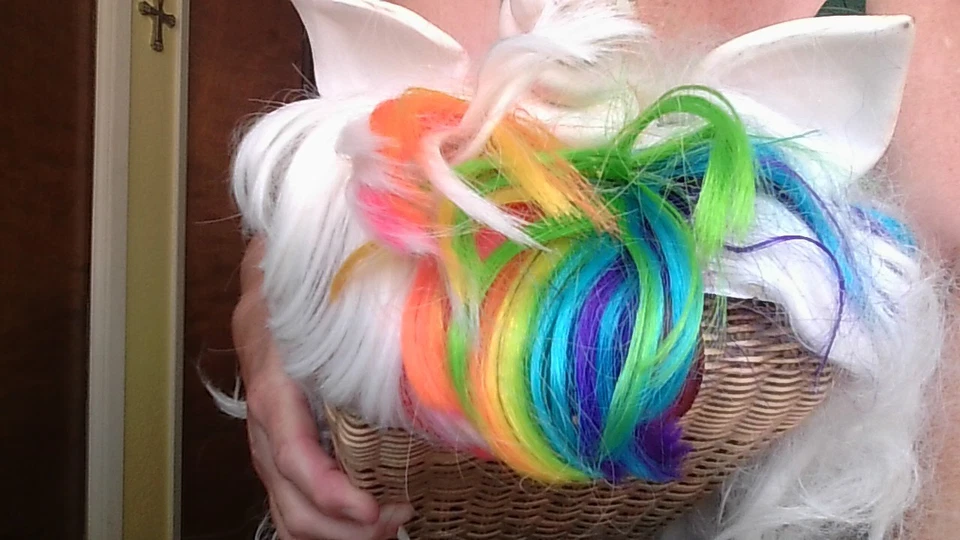 Peluca de pelo unicornio-cuerno, 2 orejas, flequillo arco iris, melena blanca Halloween *usada/áspera Foto 2 de 4