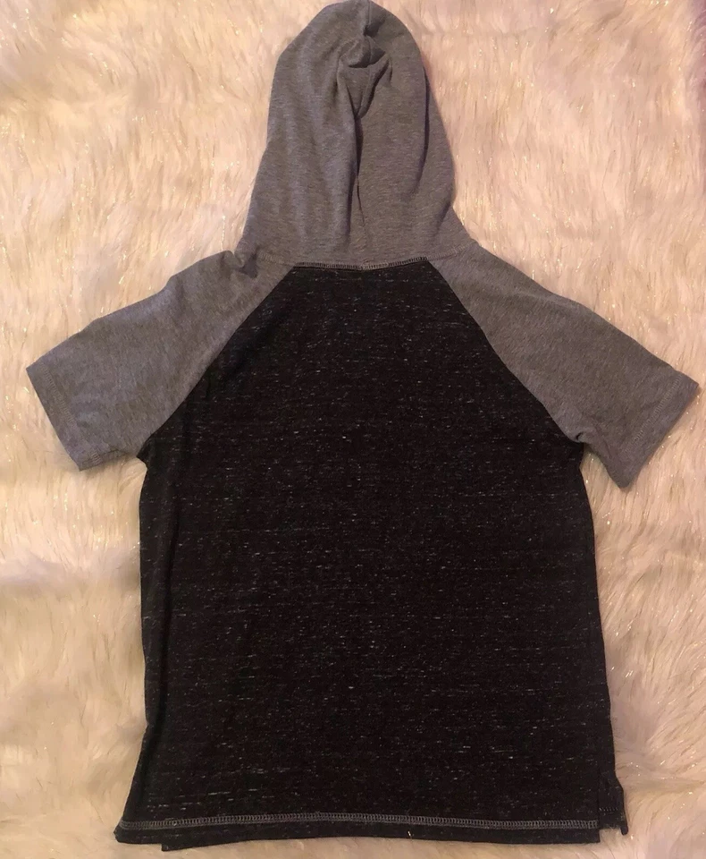 Top deportivo gris con capucha para niños nuevo con etiquetas Top con capucha para niños Foto 2 de 2