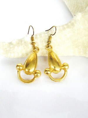 Pendientes realizados en metal de color  dorado hechos artesanales