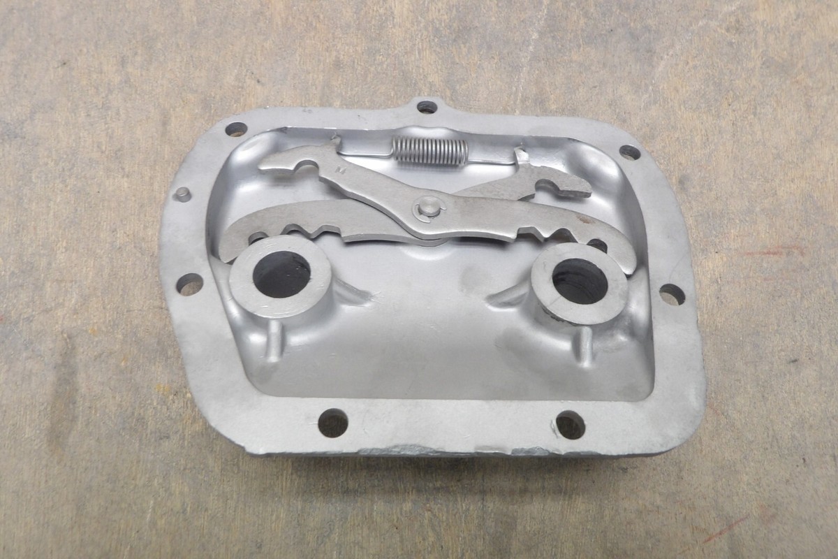 Muncie 4 speed Side Cover GM 3884685 w/ Detent Levers arms Muncie 4 speed Side Cover GM 3884685 w/ Detent Levers arms