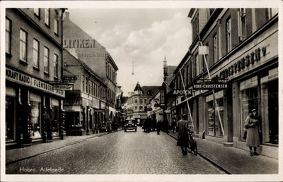 Ak Hobro Mariagerfjord Dänemark, Straße mit Geschäften, Blick in... - 4691276