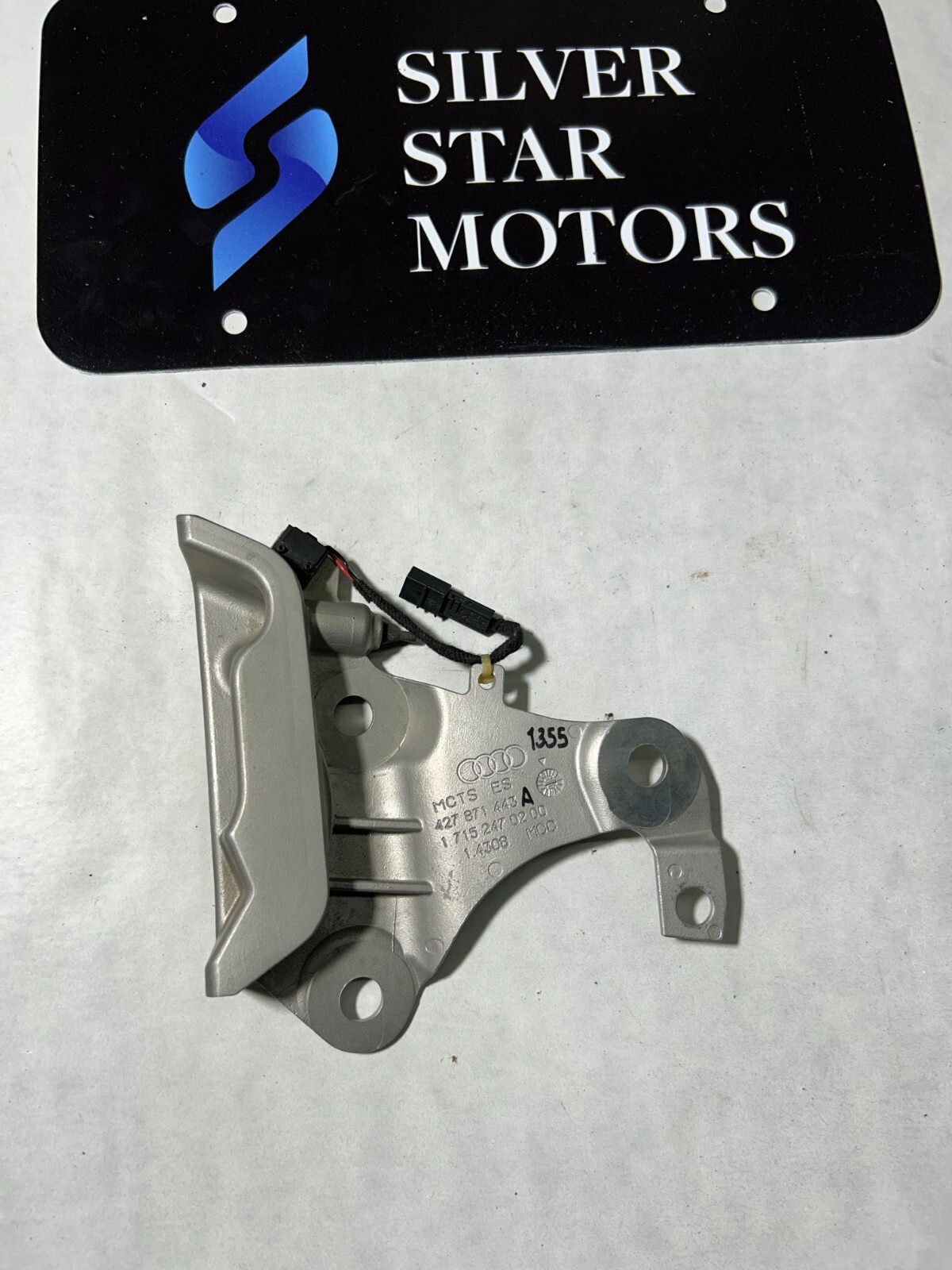 Audi R8 2008-2012 2014-2016 Front Left Soft Top Closing Element 427871443A 