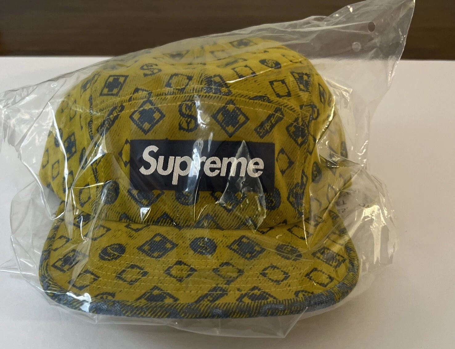 CASQUETTE DE CAMP EN DENIM FLOQUÉ SUPRÊME MOUTARDE OS (FW24 SEMAINE 5) 100 % AUTHENTIQUE NEUVE