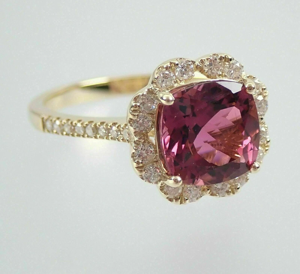 Anillo de compromiso con halo de turmalina rosa corte cojín de 2,50 quilates acabado en oro amarillo de 14 k Foto 3 de 4