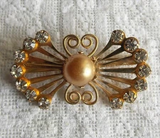 VINTAGE AMCO SIGNED FAUX PEARL & CRYSTAL RHINESTONE 1/20 12k GOLD FILLED BROOCH
