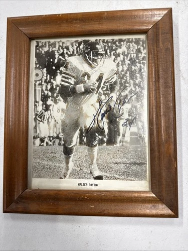 Walter Payton (Chicago Bears) Autographed Black & White Photo - 8 x 10
