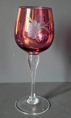 Rubin Cranberry rotes böhmisches Stiel Weinglas mit floralem Ätzmuster Ex. cond