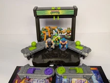 Akedo Teenage Mutant Ninja Turtles Battle Arena with (7) Battle Figures - Tested
