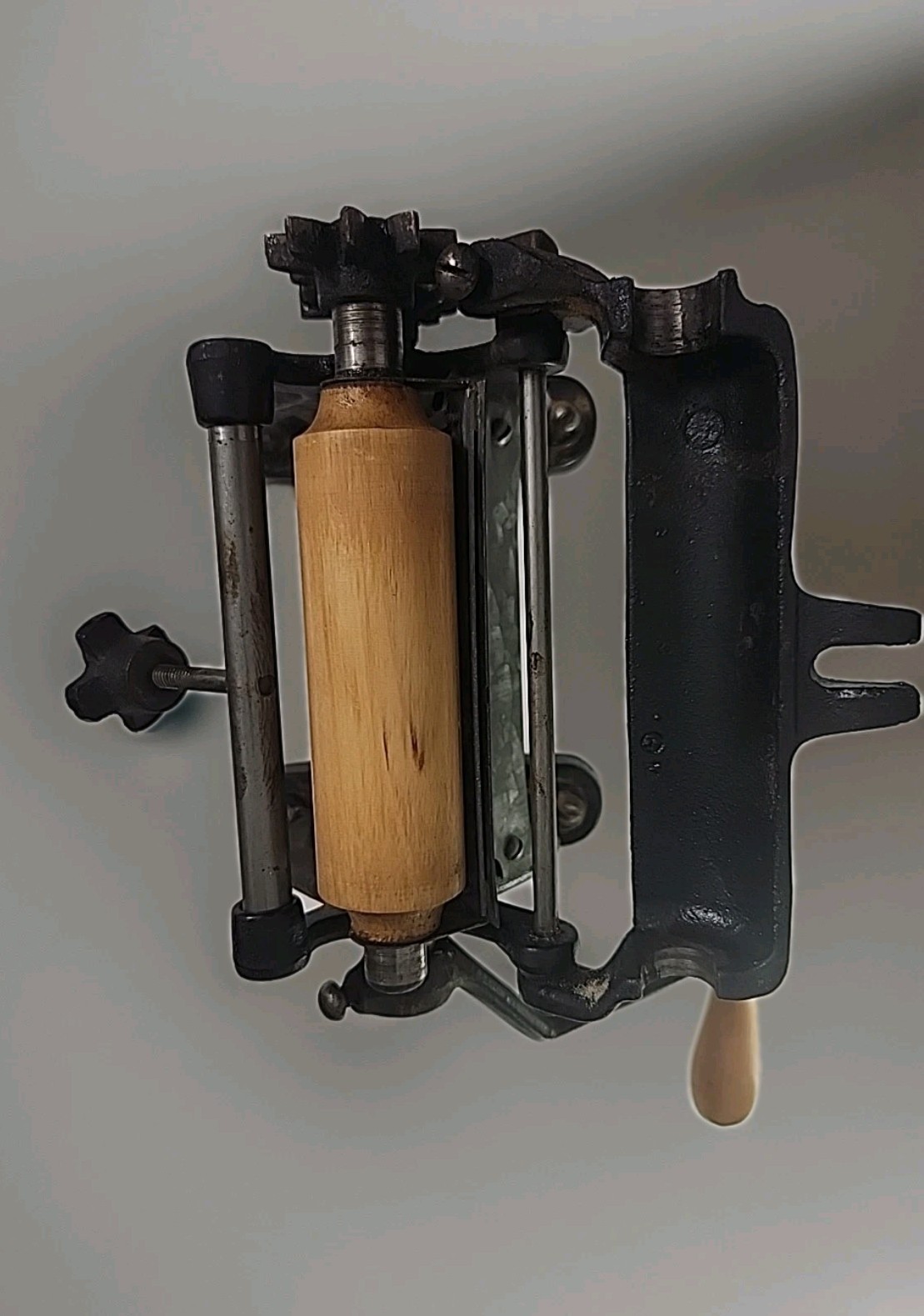 ANTIQUE VITANTONIO HAND CRANK PASTA MAKER/ROLLER - CAST IRON gnocchi & cavatelli