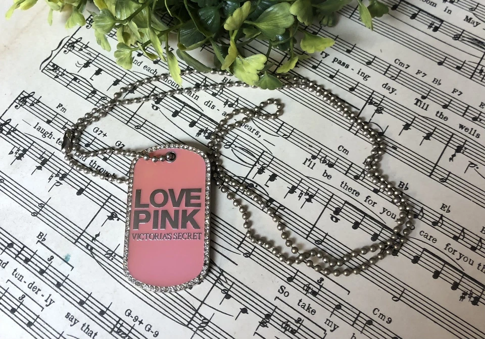 Collar Victoria's Secret Love ROSA Edición Limitada Etiqueta de Perro Corazón RARO COMO ESTÁ Foto 2 de 4