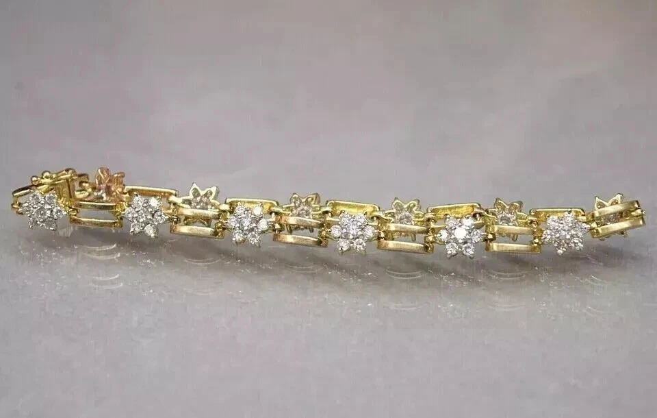 Brazalete de flores de diamantes de corte redondo de 6 quilates creado en laboratorio para ella enchapado en oro amarillo de 14 quilates Foto 3 de 4
