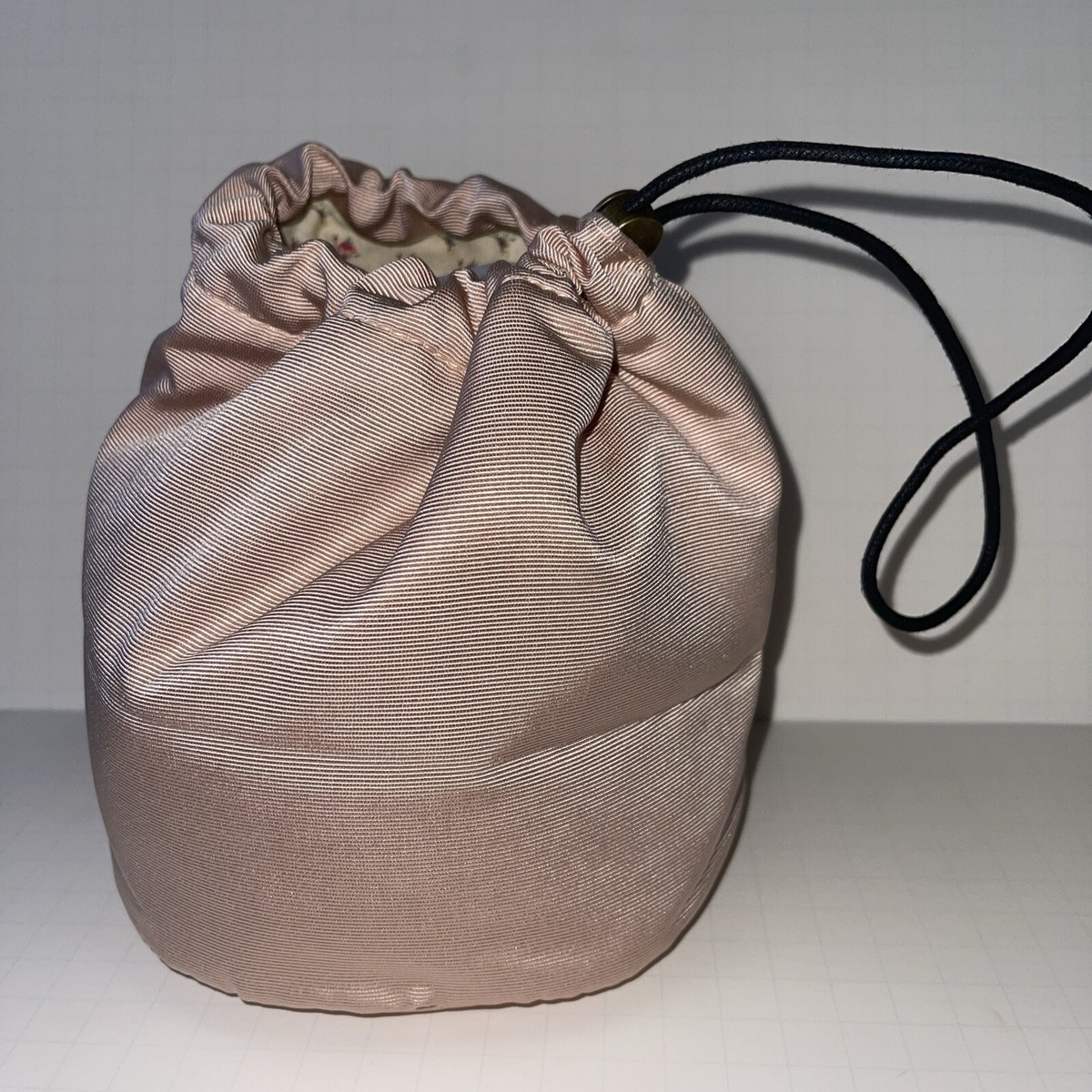 GUCCIドリンクケース カバー New Gucci Beauty Purple Shimmer Floral Inside Zip Pouch