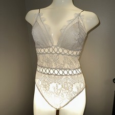 Victoria Secret white lace bodysuit distinctive circular band Sz M snap bottom