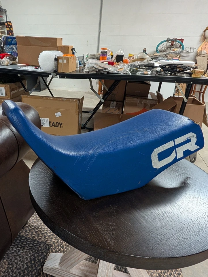 Honda CR125 1984 asiento completo - cubierta base espuma pan carrocería soportes usado Foto 2 de 4