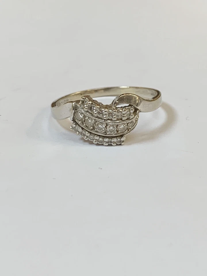 Anillo de compromiso solitario redondo de oro blanco de 14 k tallado en arte con acento de 0,54 quilates 11 Foto 2 de 4
