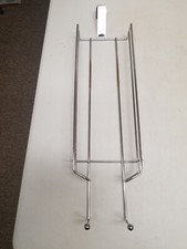 Nad drzwiami wiszący stojak na kapelusze