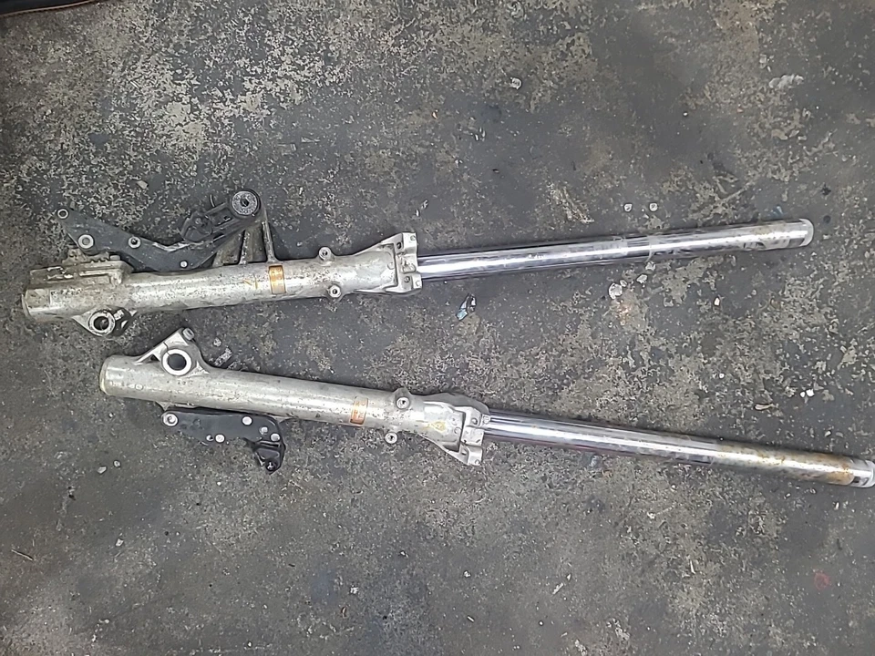 Juego de suspensiones horquillas delanteras izquierda y derecha Honda VF750C V45 Magna 1982-1983 Foto 3 de 4