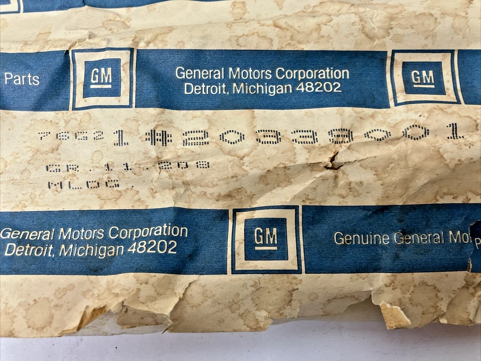 Moldura inferior ventana parabrisas trasero OEM 20339001 1976-79 Chevrolet Nova (Bin99) Foto 4 de 4