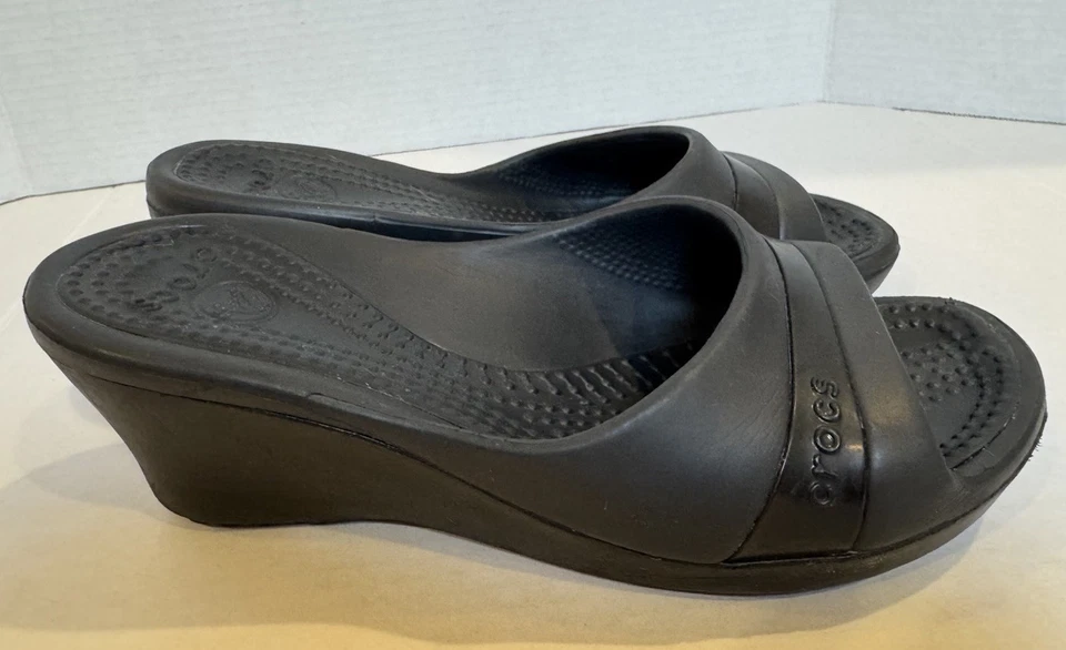 Sandalias de cuña Crocs Sassari negras para mujer 9 cómodas deslizables punta abierta zapatos sin cordones Foto 4 de 4