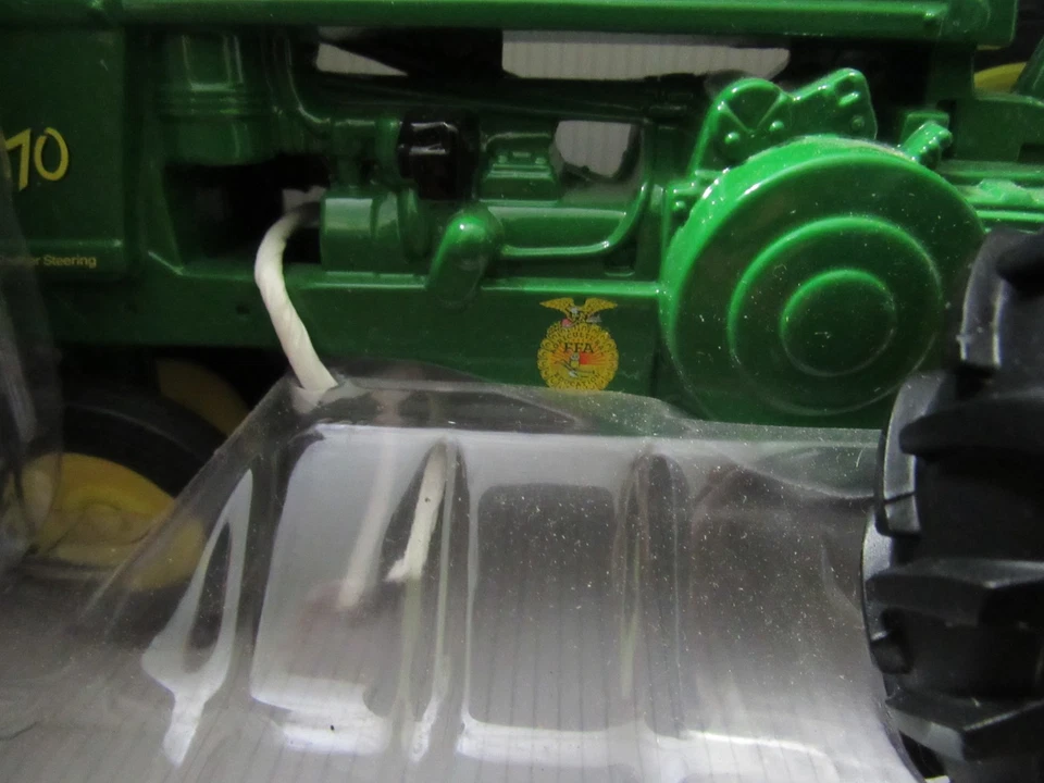 ERTL 1/16 FFA JOHN DEERE MODEL 70 TRACTOR - NIB - NEVER DISPLAYED - Image 4 of 4