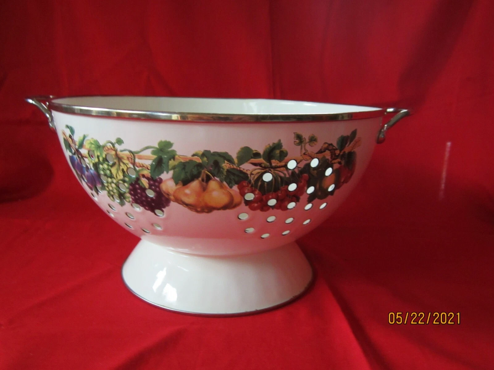 VTG LARGE PEDESTAL STYLE ENAMEL WHITE COLANDER FRUIT DESIGN SILVER TRIM