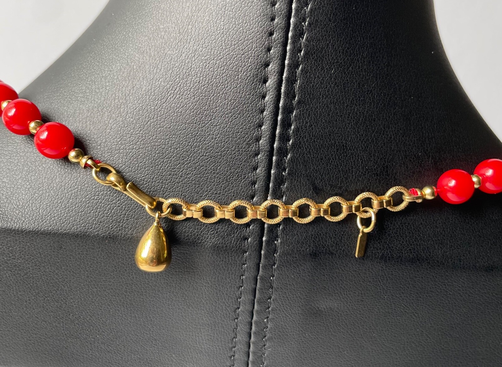 Vintage Red Beaded Choker Necklace With Gold Tone Bead Spacers 15