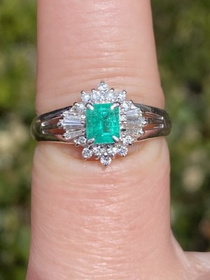 Wunderschöner grüner kolumbianischer Smaragd und hochwertiger Diamant Platin Ring