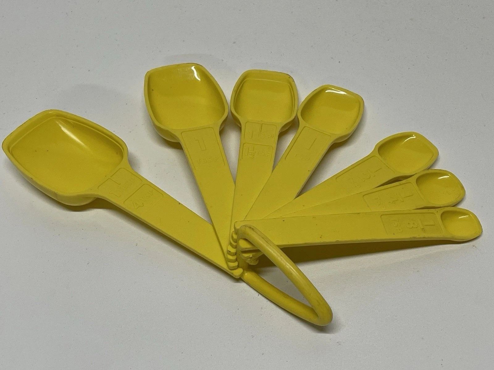 Vintage Tupperware 7 Yellow Measuring Spoons & D Ring 1/8 TSP To 1 TBSP 8 Pc Set