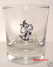 BABY SYLVESTER LA IMAGEN DEL GATO EN UN VASO TRANSPARENTE