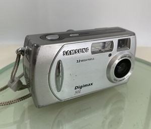 Samsung COMPACT DIGITAL CAMERA Digimax 301 3.2MP Silver-Tested - 595