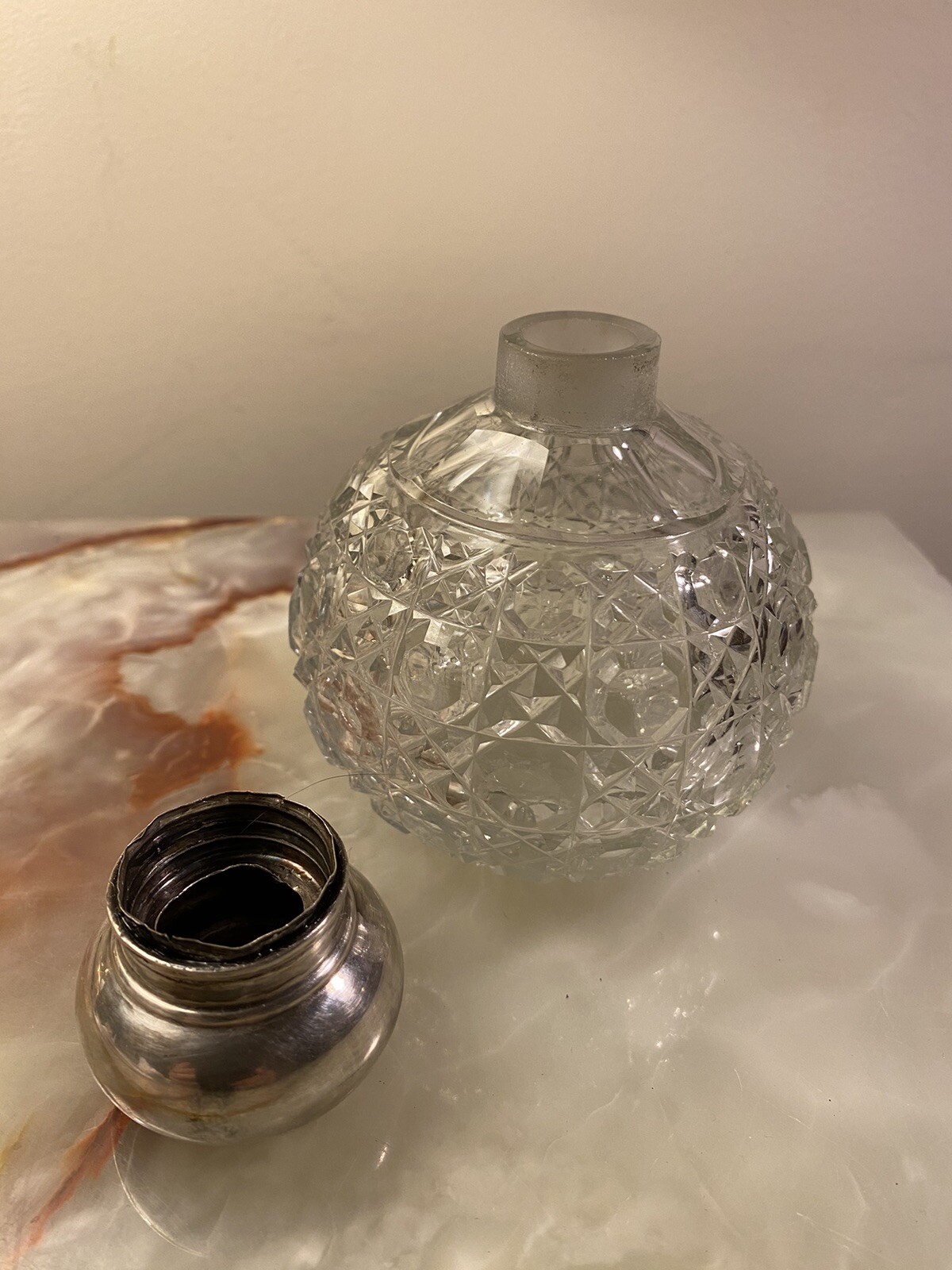 ANTIQUE VICTORIAN SILVER TOP CRYSTAL SCENT PERFUME BOTTLE VINTAGE CUT