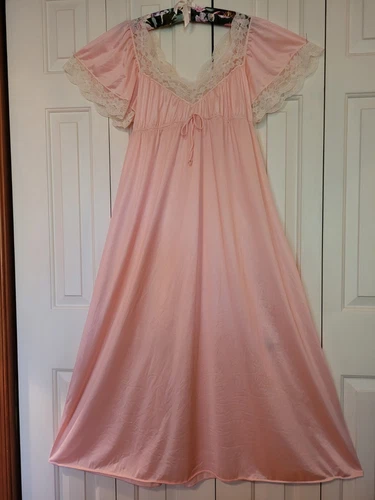 vintage '70s nylon unbranded nightgown Peach Lace Medium full length READ