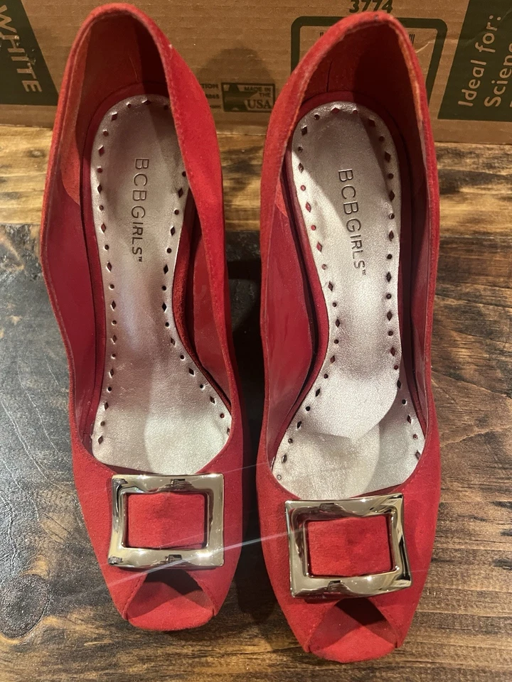 Zapatos de salón BCBGirls de gamuza rojos para mujer talla 8/38 Foto 3 de 4