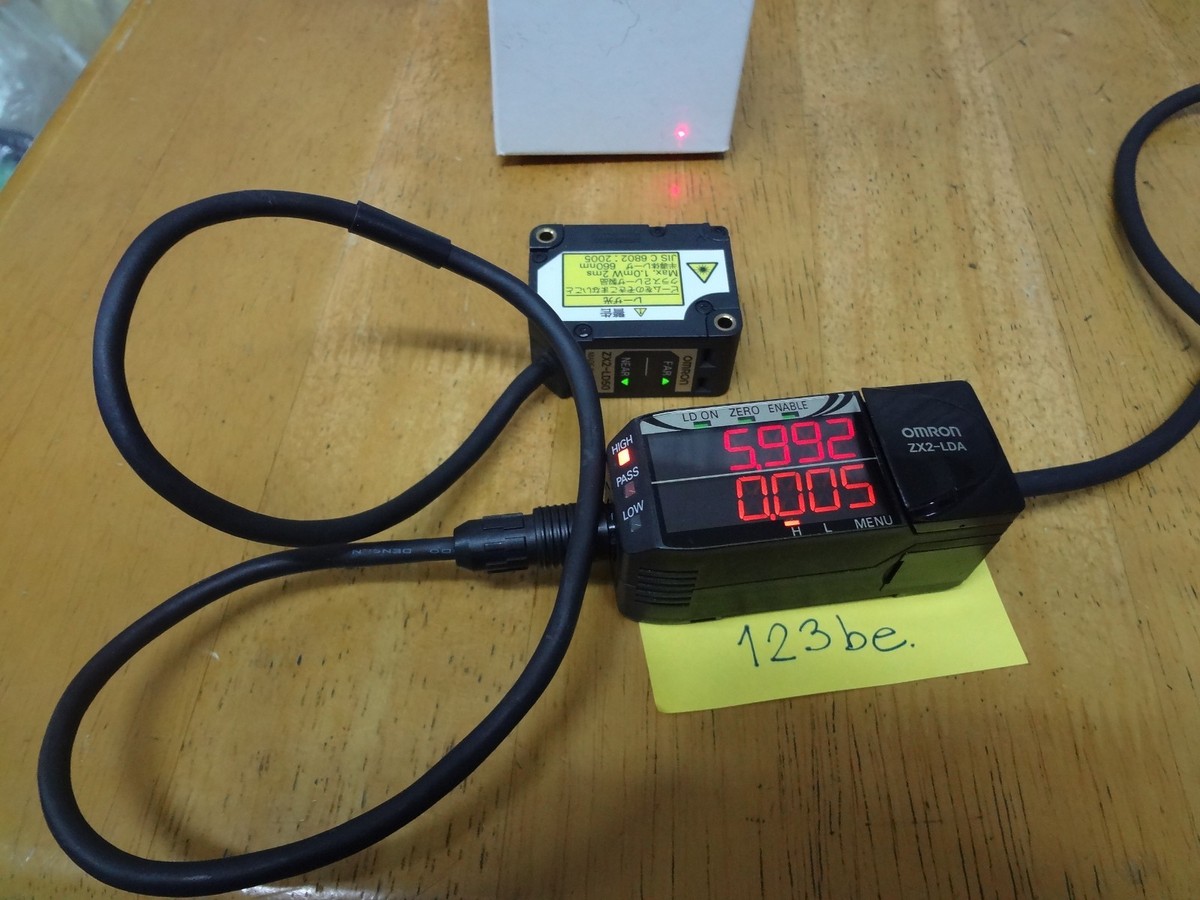 OMRON ZX2-LD50 laser displacement sensor / Range 20 mm with