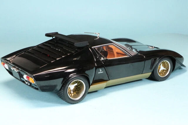 KYOSHO 1/18 Lamborghini Miura SVR black/gold fully opened and