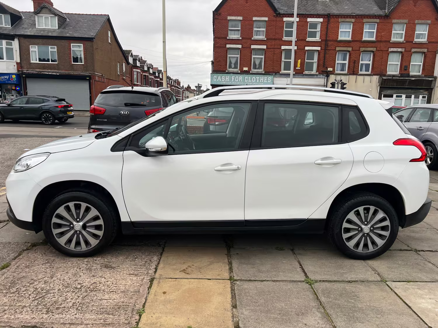 2015 Peugeot 2008, photograph 4