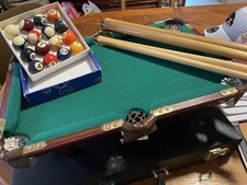 Mesa de billar con estuche, bolas vintage Goods Manufacturers International