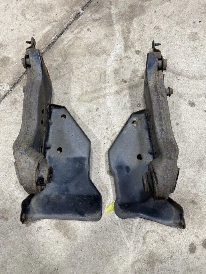 09-24 Soportes inferiores traseros Nissan 370Z/Z OEM 55451-EH100 Foto 2 de 4