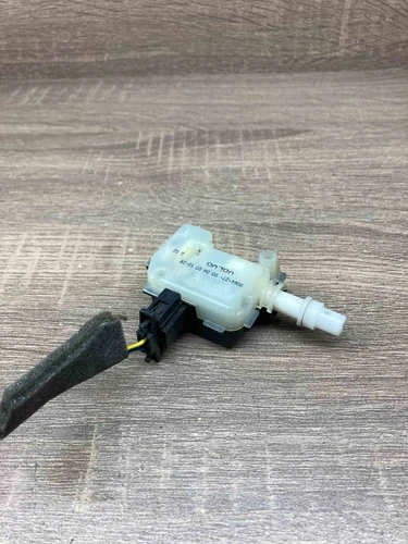 8066 271 Volvo S60 V70 Trunk Door Lid Lock Mechanism Actuator - Picture 1 of 7