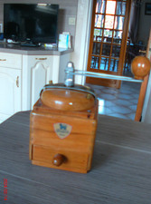 ANCIEN  ET SUPERBE MOULIN A CAFE PEUGEOT  CUBIQUE GRAND LUXE EN HETRE