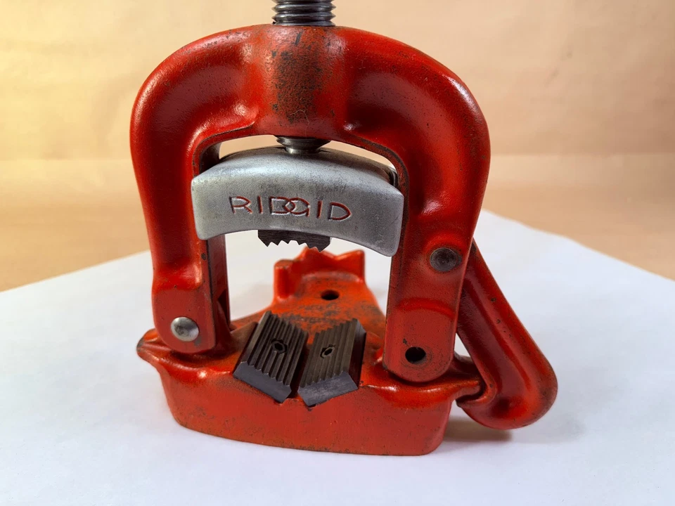 NICE - RIDGID No.22 BENCH YOKE VISE ~1/8" to 2 1/2" PIPE CAPACITY USA - Image 2 of 4