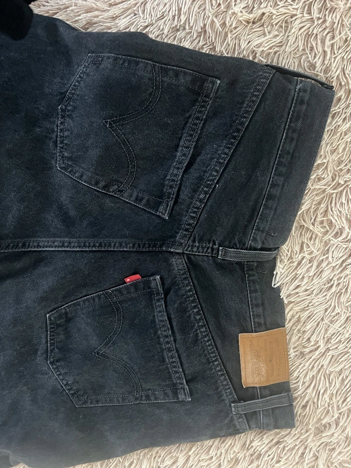 Venta caliente Pantalones de mezclilla para mujer Levi's Ribcage pierna ancha, Rosie Posie - negros Foto 2 de 4