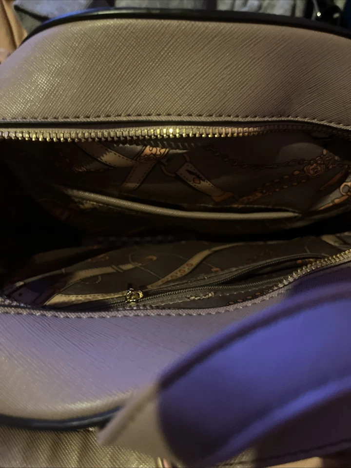 Cartera Mochila Tostada Tiene Dos Bolsillos Uno Con Cremallera Tamaño Decente Foto 3 de 4