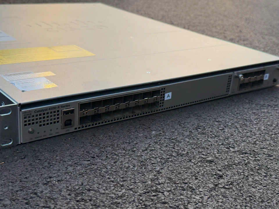 Cisco Catalyst 4500X 40 puertos 10Gig SFP+ conmutador base IP 2x PSU WS-C4500X-32SFP+ Foto 2 de 4