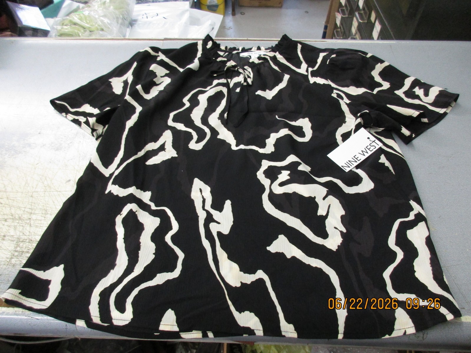 NWT Nine West Black & White Abstract Print Size Large FREE Shipping