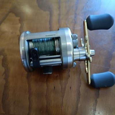 Shimano Cardiff 301a LH mit Carbontex Bremsscheiben, Multirolle Baitcastrolle