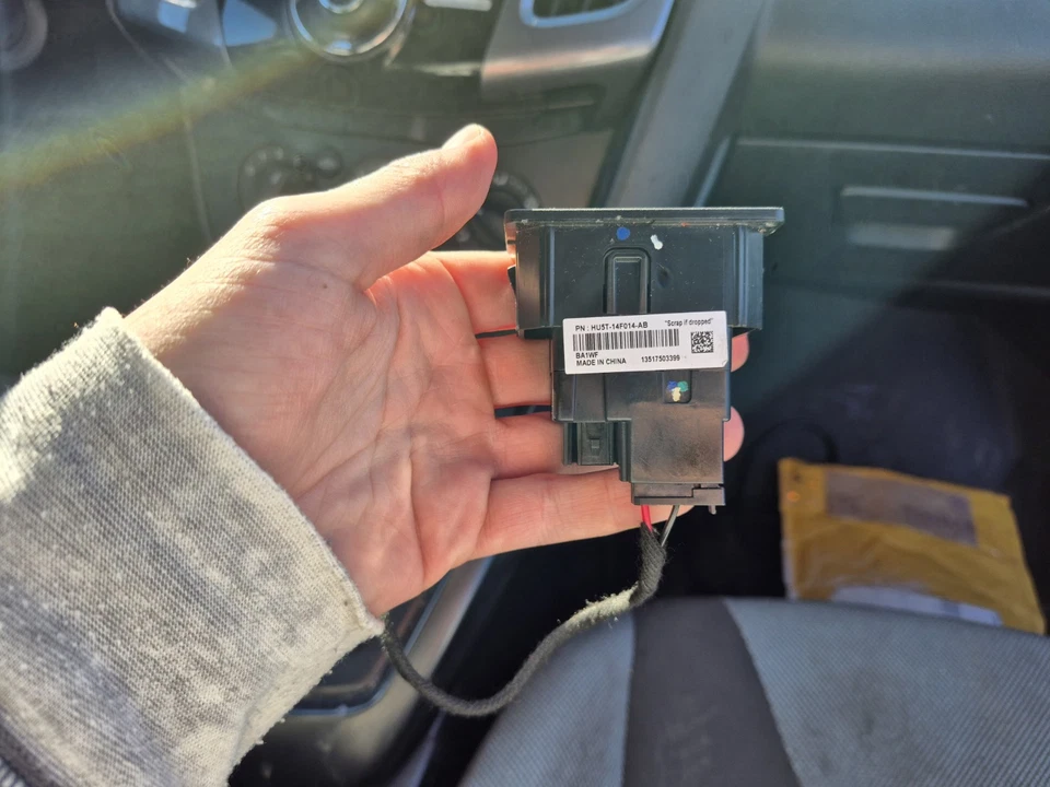 Tomada auxiliar instrumento Ford Focus 2017 soquete USB receptáculo HU5T-14F014-AB - Imagem 3 de 4