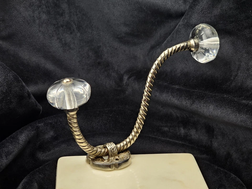 Gancho de pared doble de latón vintage con perillas de vidrio de alto manganeso reactivo a los rayos UV (365/95) Foto 2 de 4