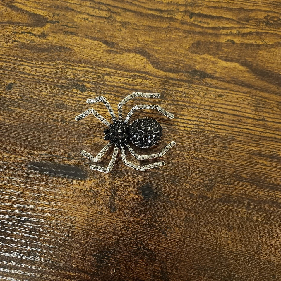 Piper K Creep It 真银色和黑色玻璃水晶蜘蛛胸针  — 第 3/4 张图片